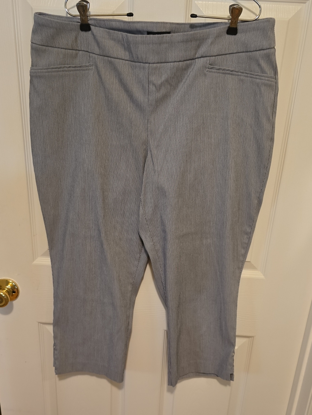 Hilary Radley Light Gray and White Striped Cropped Capris. Size XXL